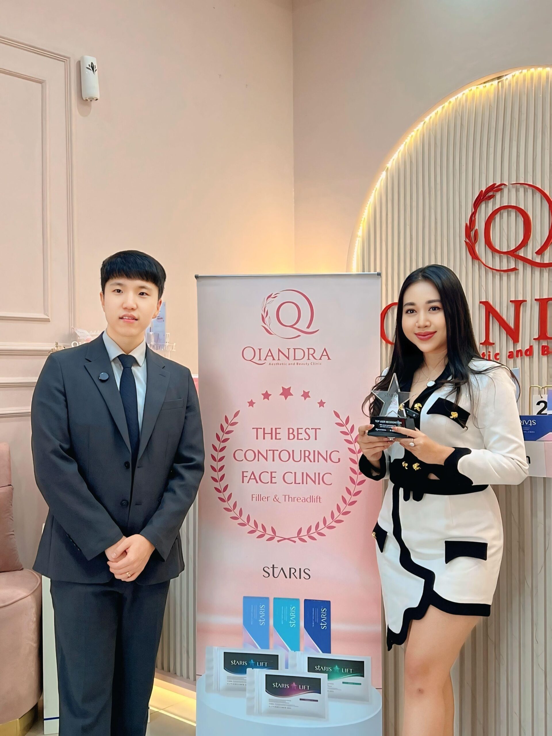 Owner Qiandra Clinic menerima penghargaan Best Contouring Face Clinic 2025
